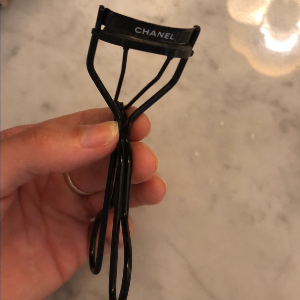 chanel eyelash curler